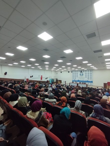 "Sahneden Secdeye Yolculuk" konulu konferans gerçekleştirildi.